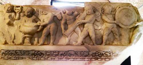 Fryz z przedstawieniem Erotów ze świątyni Wenus Genetrix, Museo dei Fori Imperiali, zdj. Wikipedia, autor Carole Raddato