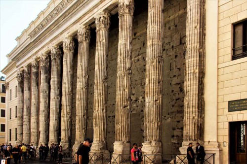 Dzisiejszy widok - zachowana część świątyni Hadriana zintegrowana z budynkiem Giełdy i Izby Handlowej