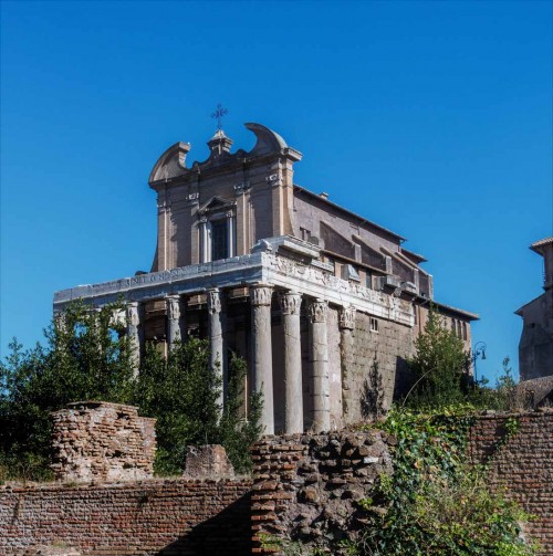 Kościół San Lorenzo in Miranda, legendarne miejsce osądzenia diakona Wawrzyńca i skazania  na śmierć, fasada od strony Forum Romanum